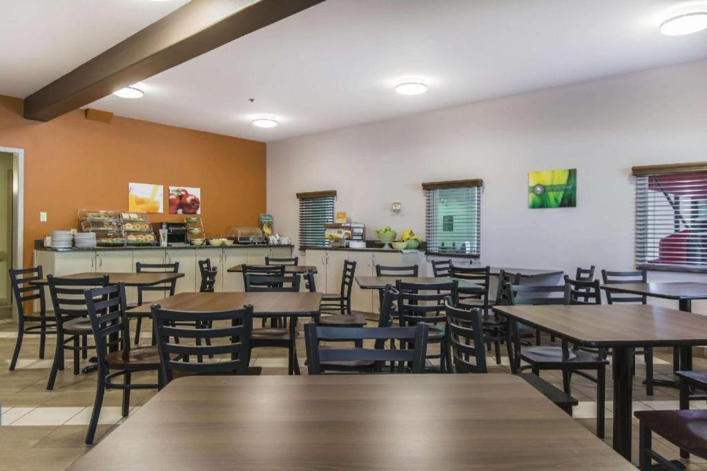 Quality Inn Airport Dieppe Moncton Exterior foto